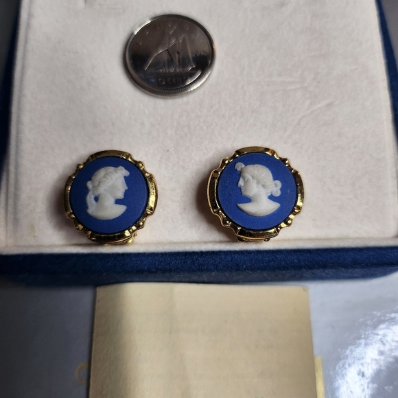 Vintage Wedgwood Blue Jasperware Clip On Earrings No/Box - Picture 3 of 8